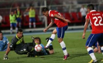 Eduardo Vargas frente ante Uruguay en las clasificatorias.