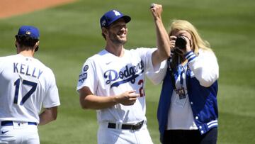 Previo al encuentro ante los Nationals, su sexta victoria del calendario, los Dodgers recibieron el anillo de campeonato por la Serie Mundial de 2020.