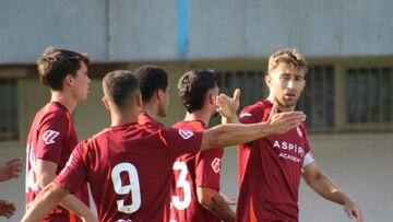 Jugadores de la Cultural celebran uno de los goles ante el Real Avilés.