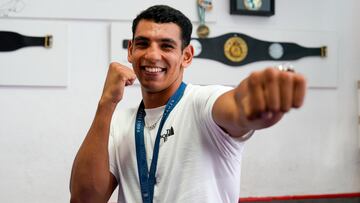 GRAFAND2995. MARBELLA (MÁLAGA), 15/08/2024.-El boxeador malagueño Ayoub Ghadfa, medalla de plata en la categoría de más de 92 kilos en los Juegos Olímpicos de París 2024, posa durante una entrevista con EFE en Marbella (Málaga). EFE/ Juan Carlos Domínguez