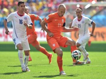 Arjen Robben y Felipe Gutiérrez.