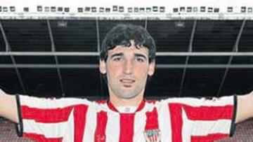 <b>EN SU NUEVA CASA. </b>Iban Zubiaurre posó por fin con la camiseta rojiblanca en San Mamés respaldado por familiares y amigos.