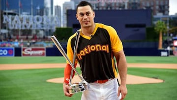 Giancarlo Stanton posa con el trofeo conseguido en San Diego al ganar el Home Run Derby y Aaron Judge ser&aacute; su gran rival en Miami.