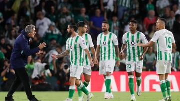 Sevilla, 02/09/2023.- El técnico chileno del Real Betis Manuel Pellegrini (i) habla con su mediocampista Isco (2i) durante el encuentro correspondiente a la cuarta jornada de primera división disputado hoy sábado en el estadio Benito Villamarín de Sevilla. EFE/José Manuel Vidal.
