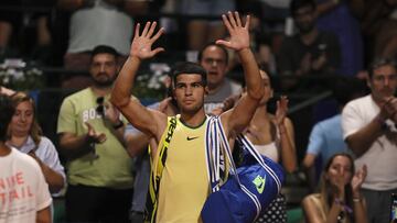 El tenista español Carlos Alcaraz deja la pista tras su derrota ante Nicolás Jarry en el torneo de Buenos Aires.