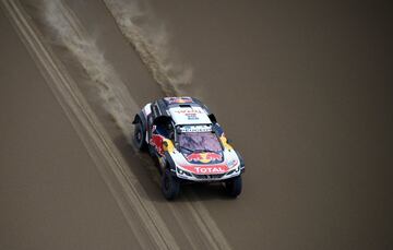 En la etapa 9, Sebastien Loeb y Daniel Elena han perdido toda opci車n de victoria. Rompieron en frontal de su coche al no ver un agujero. Perdieron m芍s de siete horas en la clasificaci車n general.