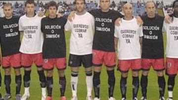 <b>HARTOS.</b> Los jugadores del Levante exhibieron antes del encuentro ante el Depor camisetas de protesta por su situación.