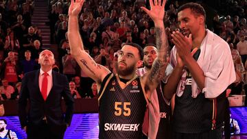 AS Monaco's US #55 Mike James (C) celebrates winning the Euroleague top scorer title during the Euroleague basketball match between AS Monaco and Belgrade at the Louis II Stadium (Stade Louis II) in Monaco on March 7, 2024. (Photo by Valery HACHE / AFP)