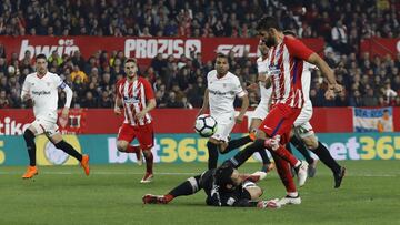 0-3. Sergio Rico hizo penalti a Diego Costa. 0-3. Griezmann marc¨® desde los 11 metros el tercer gol.