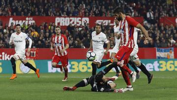 0-3. Sergio Rico hizo penalti a Diego Costa. 0-3. Griezmann marcó desde los 11 metros el tercer gol.