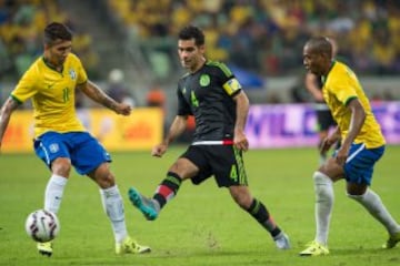 Previo a la Copa América, México tuvo dos amistosos que generaban aún más incertidumbre. Empate ante Perú a un gol y una derrota ante Brasil por 2-0 en Sao Paulo, el día de las elecciones federales en México, el 7 de junio.