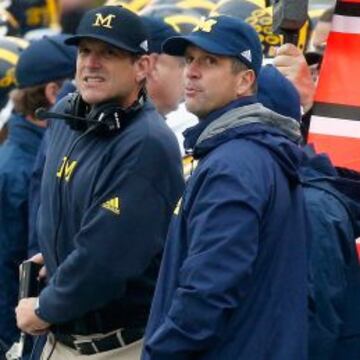 Jim y John Harbaugh en el partido entre Michigan y Maryland de hace dos sábados.