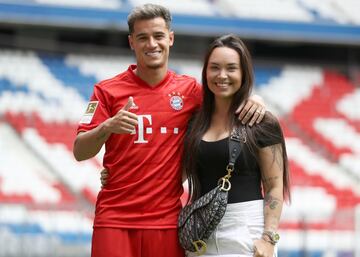 Coutinho posa con su mujer Aine en el Allianz Arena durante la presentación. 

 