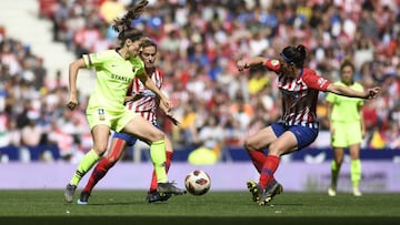 Sosa y Meseguer, del Atleti, y Vicky Losada, del Bar&ccedil;a, durante el Cl&aacute;sico en el Wanda Metropolitano. 