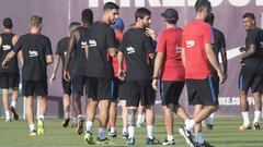 Messi y Luis Su&aacute;rez bromean con Valverde durante el entrenamiento de ayer. 
 