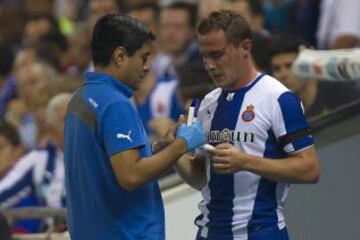 Espanyol-Atlético de Madrid. Abraham es atendido por el médico tras sufrir un corte en la ceja izquierda.