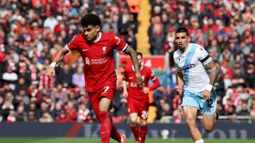 LIVERPOOL, ENGLAND - APRIL 14: Luis Diaz of Liverpool runs with the ball whilst under pressure from Daniel Munoz of Crystal Palace during the Premier League match between Liverpool FC and Crystal Palace at Anfield on April 14, 2024 in Liverpool, England. (Photo by Michael Steele/Getty Images)