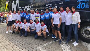 Foto tradicional del equipo Movistar con el pa&ntilde;uelo de San Ferm&iacute;n.