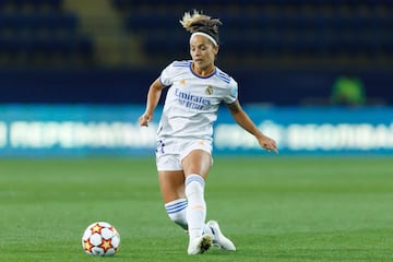 Del cerebro en el juego del Barça a la que lleva la batuta en el Real Madrid: Claudia Zornoza (31 años, Madrid). La centrocampista española es decisiva para las blancas, siendo la futbolista que más minutos y asistencias suma en Liga, con seis pases de gol en esta temporada. Su buena técnica y gran personalidad le han hecho destacar en un inicio convulso del curso en el Real Madrid, donde incluso se ha visto obligada a liderar la sala de máquinas en solitario en algunos partidos ante las lesiones de compañeras como Kaci, Teresa Abelleira y Maite Oroz. Con un nivel muy bueno, Zornoza será uno de los grandes pilares del juego del Madrid en este 'Clásico'.