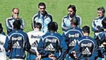 <b>ARENGA. </b>Schuster reunió a todos sus hombres antes del entrenamiento para quitar hierro a la derrota y animarles a continuar trabajando al más alto nivel.