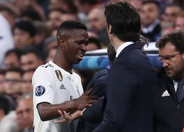 Apenas 4 munitos después, también Vinicius se tiró al suelo sin poder continuar. Fue sustituido por Marco Asensio.