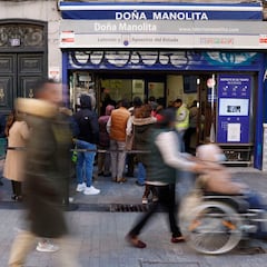 ¿Es legal que me cobren 2 euros de recargo si compro la Lotería de Navidad en la puerta de Doña Manolita?