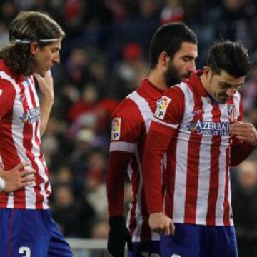 PREOCUPADOS. Filipe, Arda y Villa hablan durante el partido del Sevilla, en el que el Atlético no pudo llevarse el encuentro en el Calderón.