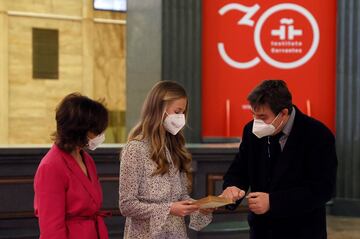 La Princesa Leonor, la vicepresidenta primera Carmen Calvo y el poeta y director del Instituto Cervantes, Luis García Montero, durante la visita al Instituto Cervantes. 