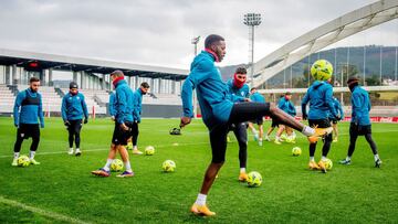 I&ntilde;aki Williams golpea un bal&oacute;n junto a sus compa&ntilde;eros en Lezama.