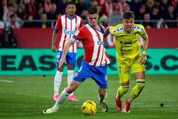 El defensa del Girona está siendo uno de los pilares del equipo revelación. El sábado, en la goleada contra el Cádiz (4-1), el zurdo dio una asistencia espectacular de tacón para que Iván Martín anotase el 2-1. El Real Madrid tiene una opción de recompra por 8 millones. 