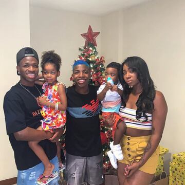 El joven futbolista ha volado hasta Brasil para pasar estas emblemáticas fechas en Río de Janeiro junto a su familia. Allí ha posado junto a su familia en una entrañable estampa familiar abundante en regalos y sonrisas.
