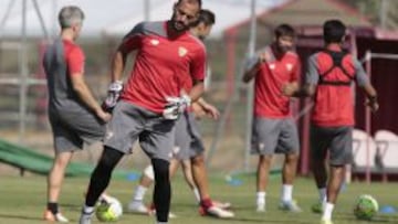 Beto, durante un entrenamiento con el Sevilla. 