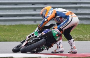 Jasper Iwema trata de seguir corriendo durante la clasificación de Moto3.