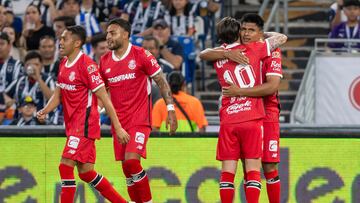 AME4788. MONTERREY (MÉXICO), 31/08/2024.- Jugadores de Toluca celebran un gol ante Rayados este sábado durante un partido correspondiente a la jornada 6 del Torneo Apertura 2024 celebrado en el estadio BBVA de la ciudad de Monterrey (México). EFE/ Miguel Sierra