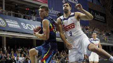 GRA432. ANDORRA LA VELLA, 26/05/2017.- El pivot del Real Madrid Felipe Reyes (d), defiende al alero estadounidense del Morabanc Andorra David Walker, durante el segundo partido del Playoff de cuartos de final de la Liga Endesa disputado en el pebell&oacute;n M.I Govern de la capital andorrana. EFE / Fernando Galindo