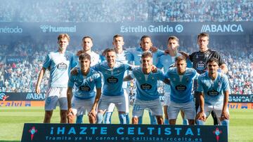 La alineación titular del Celta posa en formación durante los prolegómenos del partido con el Valencia en Balaídos correspondiente a la segunda jornada de LaLiga EA Sports 2024-2025.