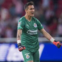 Raúl Gudiño quiere jugar y podría salir de Chivas