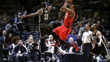 DeMar DeRozan lanza ante Willie Reed.