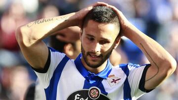 GRA430. A CORUÑA, 07/05/2017.- El delantero rumano del Deportivo Florin Andone se lamenta de una ocasión ante el Espanyol, durante el partido de Liga en Primera División que disputan esta tarde tarde en el estadio de Riazor, en A Coruña. EFE/Cabalar