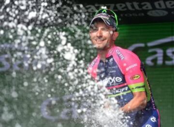 El ciclista italiano Diego Ulissi del equipo Lampre Merida celebra su victoria en el podio tras la cuarta etapa del Giro de Italia