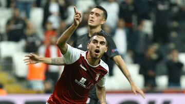 Enzo Roco se lamenta detr&aacute;s de Ricardo Horta. Besiktas est&aacute; al borde de la eliminaci&oacute;n en la Europa League.