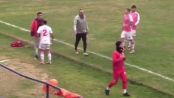 Escándalo en el fútbol chileno: agredió a su DT en pleno partido y fue desvinculado