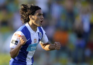 El delantero llegó a Porto en 2009 y el 15 de agosto, en su debut, anotó su primer gol ante Pacos Ferreira. Con los Dragones anotó 72 goles en 87 partidos y consiguió siete títulos.