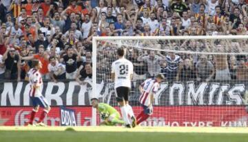 Siqueira falla el penalti. 