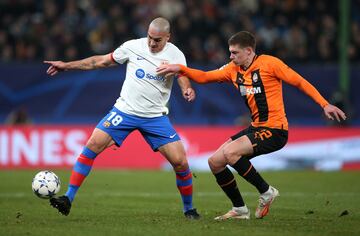 Oriol Romeu protege un balón ante Matviyenko.