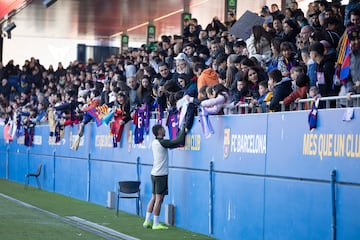 Ferran Torres firmando a los aficionados del Barcelona presentes en el entrenamiento.