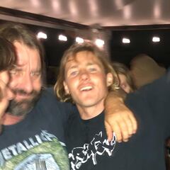 Kai McKenzie vuelve a surfear de pie 4 meses después de perder la pierna