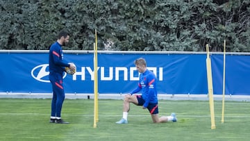Wass, con un fisio, en la sesión del Atlético esta tarde en el Cerro.