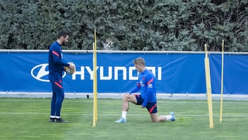 Wass, con un fisio, en la sesi&oacute;n del Atl&eacute;tico esta tarde en el Cerro.
 