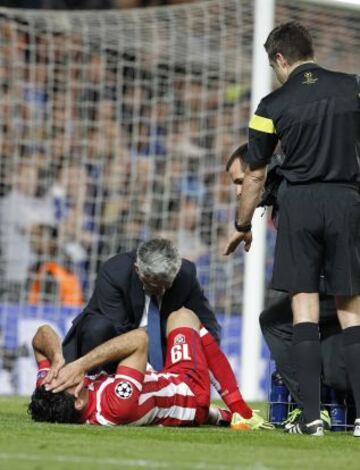 El doctor Villalón con Diego Costa. El Hispano-brasileño se retiró lesionado.